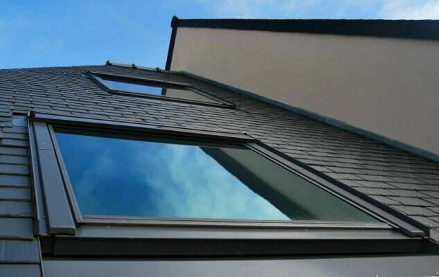 Fenêtre de toit sur toiture en ardoise.