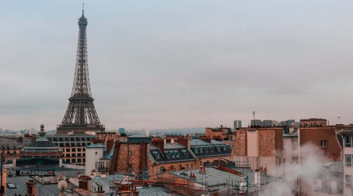 Vue sur la Tour Eiffel depuis les toits de Paris.