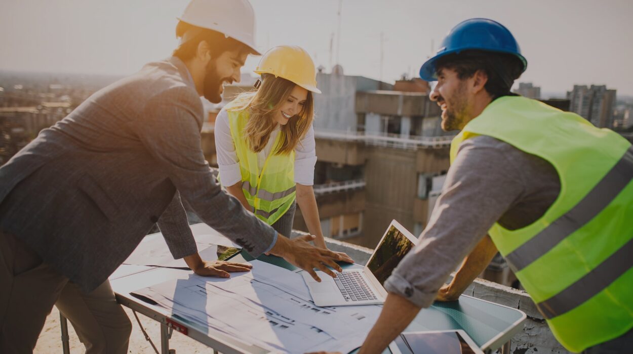 Architectes discutant plans sur un chantier extérieur.