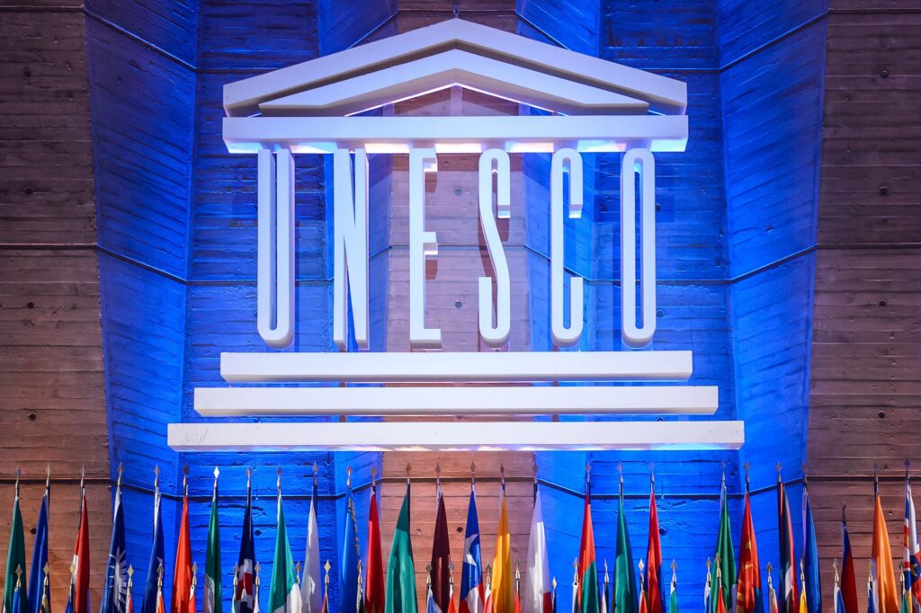 Logo UNESCO et drapeaux internationaux.