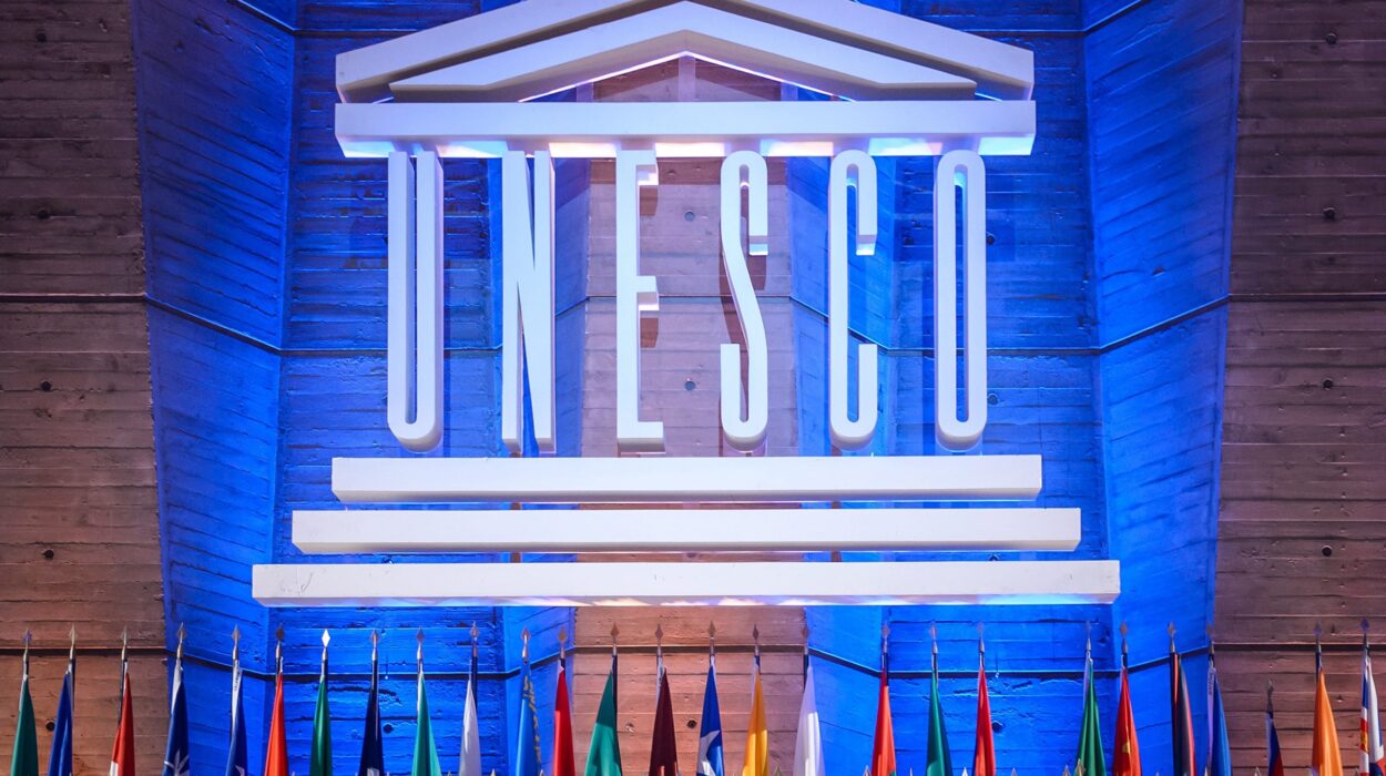 Logo UNESCO et drapeaux internationaux.