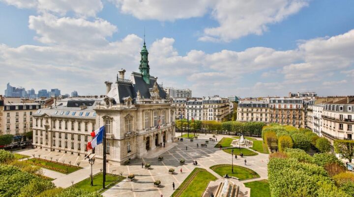 Hôtel de ville et parc en France.