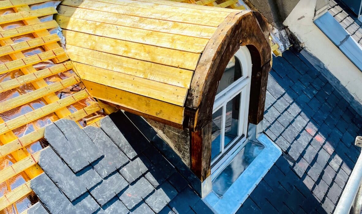 Lucarne originale sur toit en tuiles.