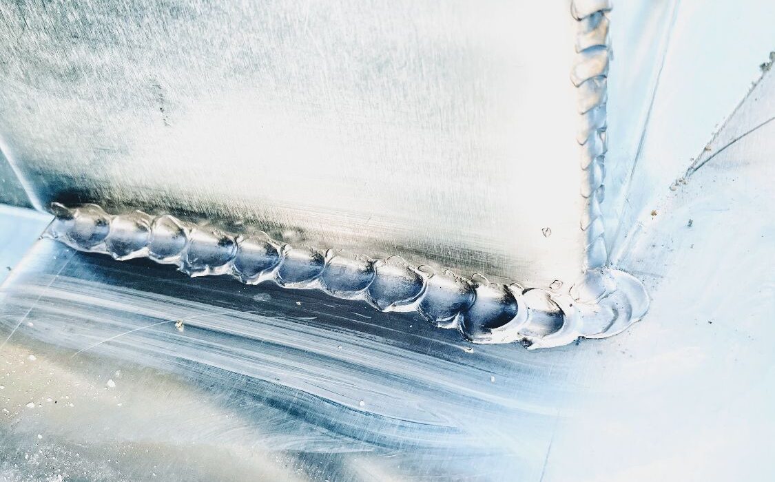 Soudure précise sur pièce métallique en inox.