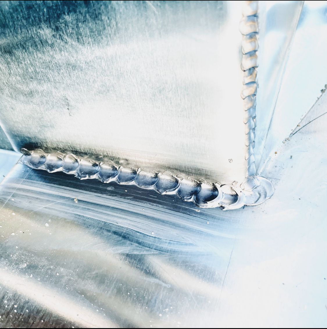 Soudure précise sur pièce métallique en inox.