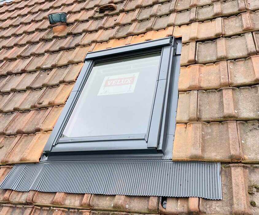 Fenêtre de toit Velux sur toiture en tuiles.