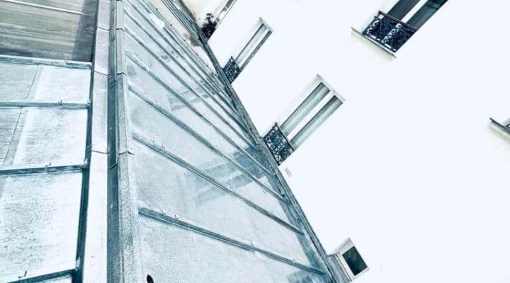 Façade immeuble parisien avec verrière vue en contre-plongée.