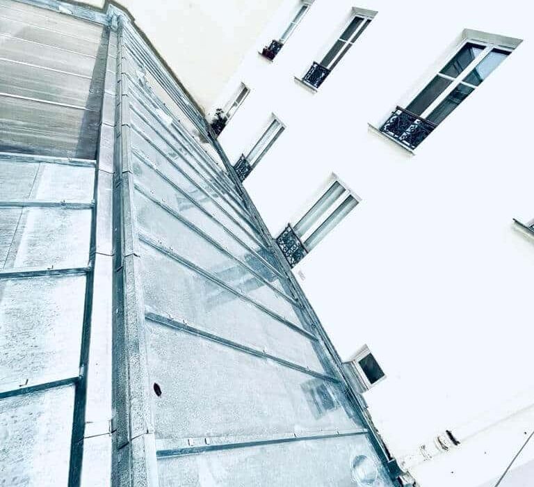 Façade immeuble parisien avec verrière vue en contre-plongée.