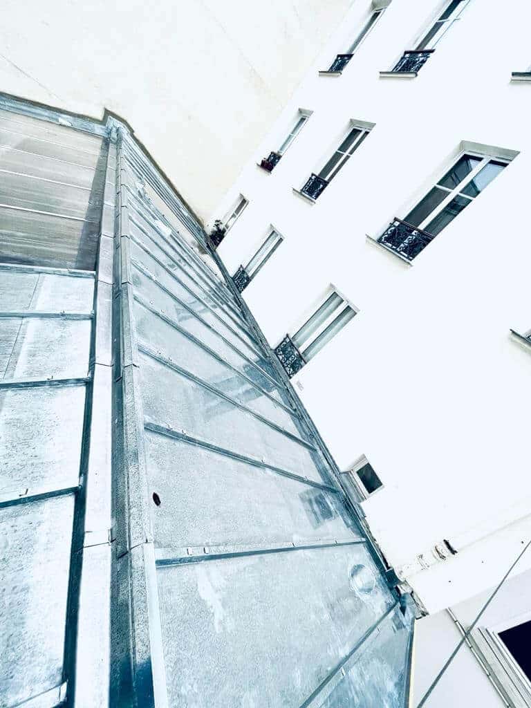 Façade immeuble parisien avec verrière vue en contre-plongée.