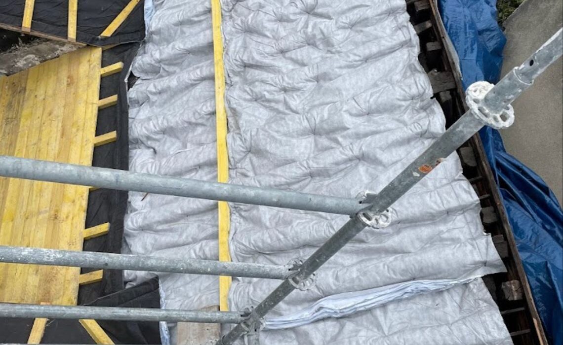 Travaux d'isolation de toiture en cours.