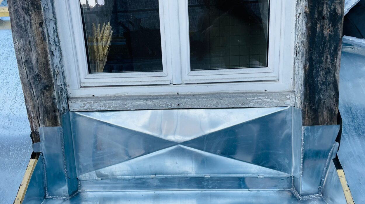 Zinc en façade, fenêtre boisée, style rustique.