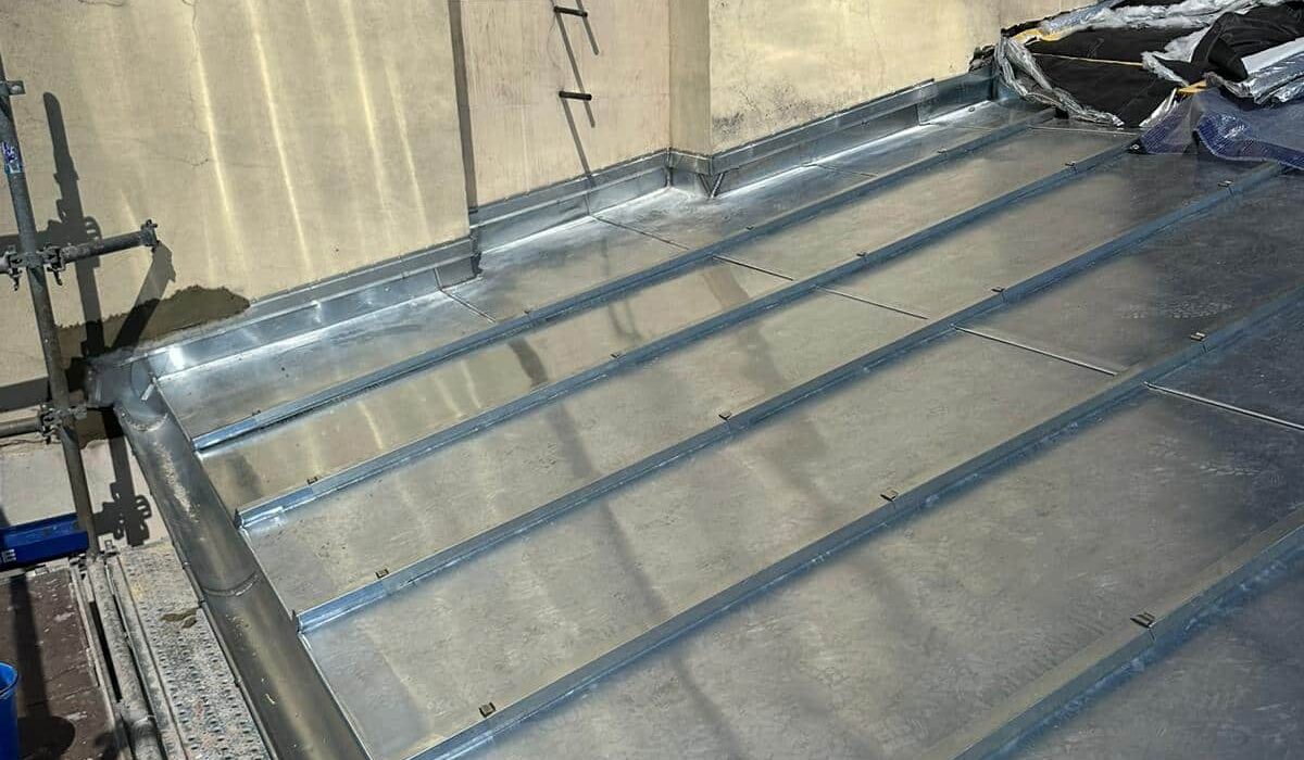 Installation récente toiture métallique extérieure.