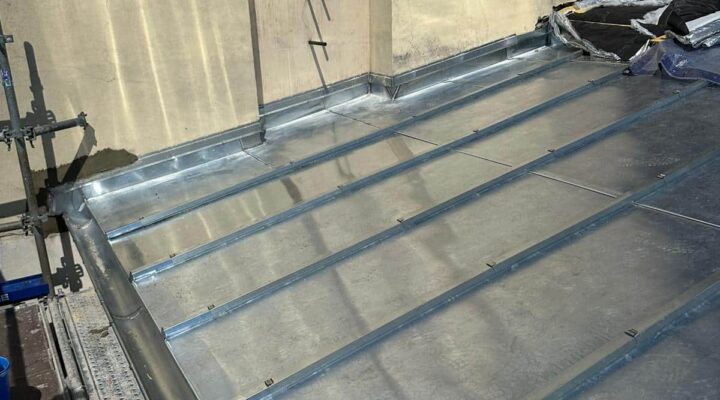 Installation récente toiture métallique extérieure.