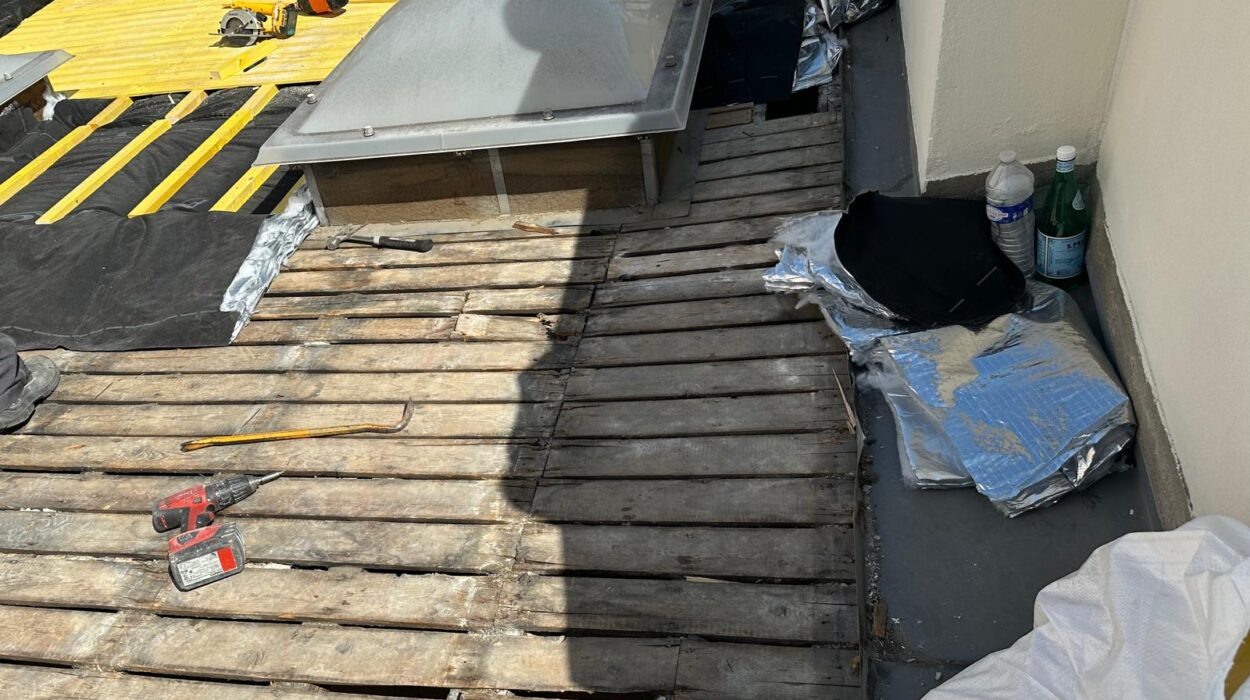 Travaux d'isolation toiture avec ouvriers et matériel.