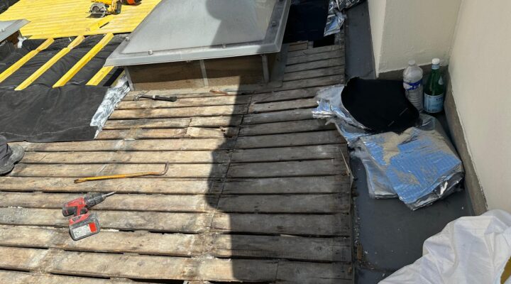 Travaux d'isolation toiture avec ouvriers et matériel.