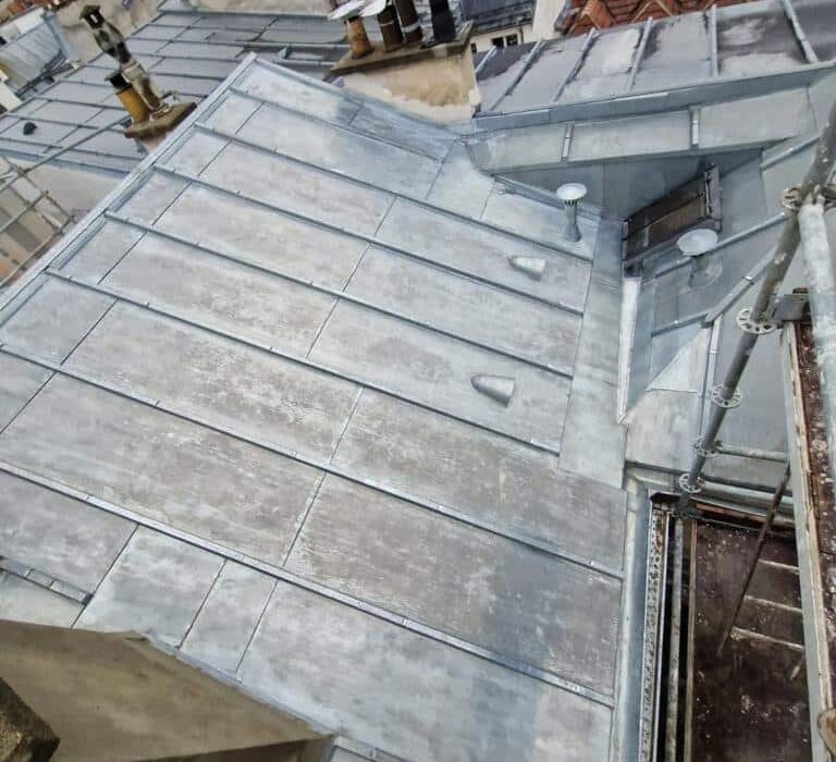 Toits en zinc parisiens vus de haut.