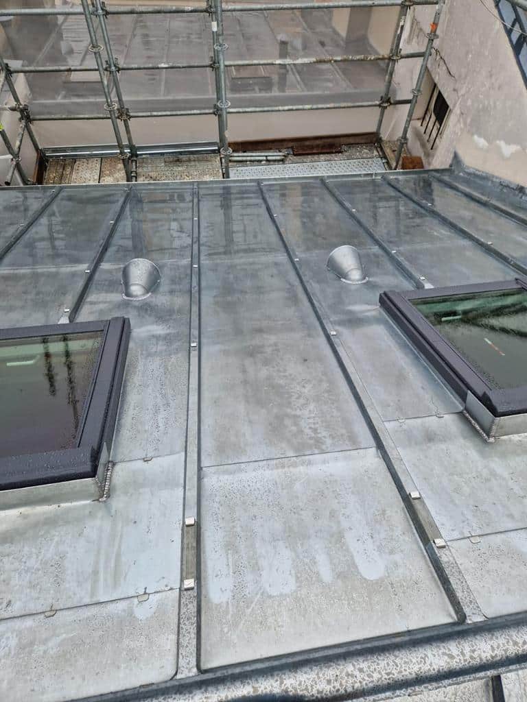 Plancher de verre avec structure en acier.