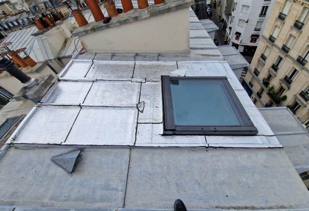 Toit immeuble avec lucarne, vue en hauteur.
