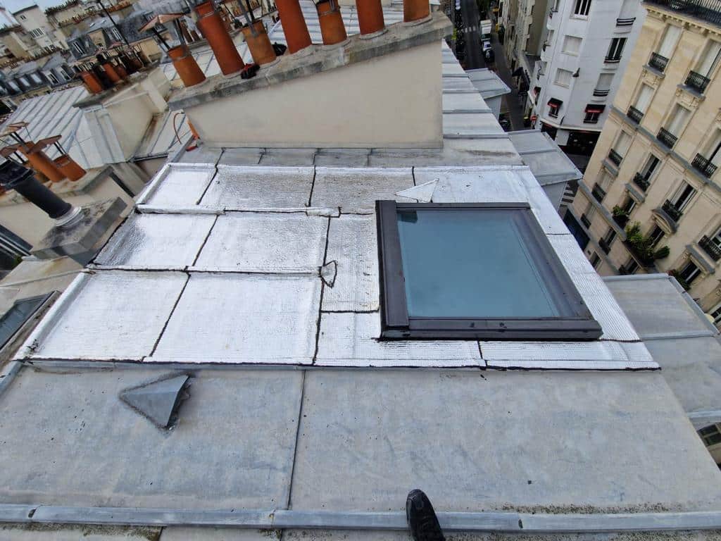 Toit immeuble avec lucarne, vue en hauteur.