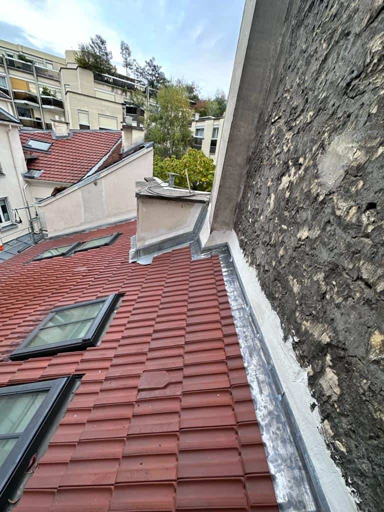 Toits urbains et façade à rénover.