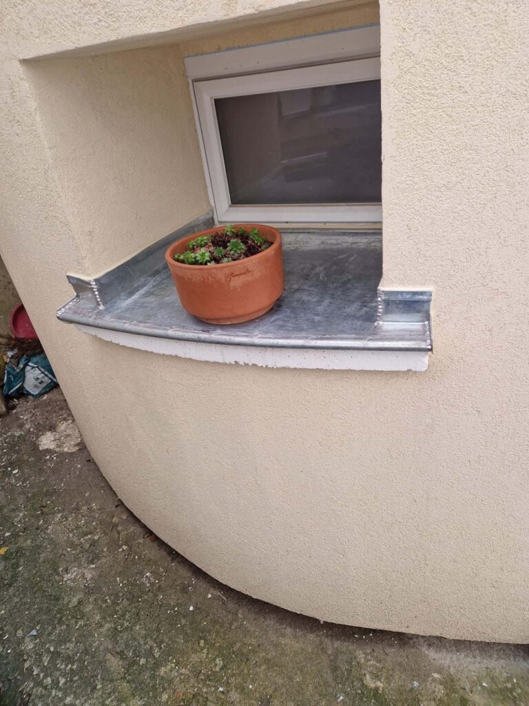 Pot de fleurs sur rebord de fenêtre extérieur