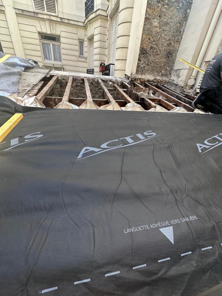 Travaux de rénovation et isolation de bâtiment.