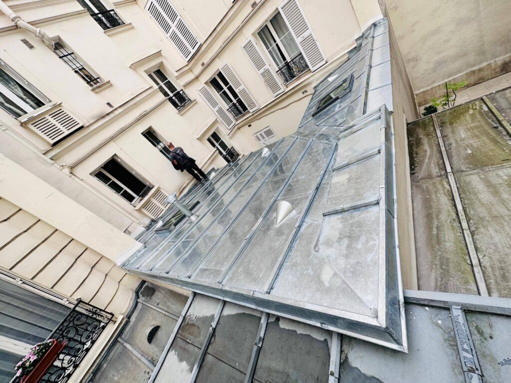 Verrière sur cour intérieure parisienne.