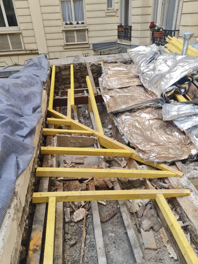 Rénovation toiture immeuble, échafaudage, sécurité chantier.