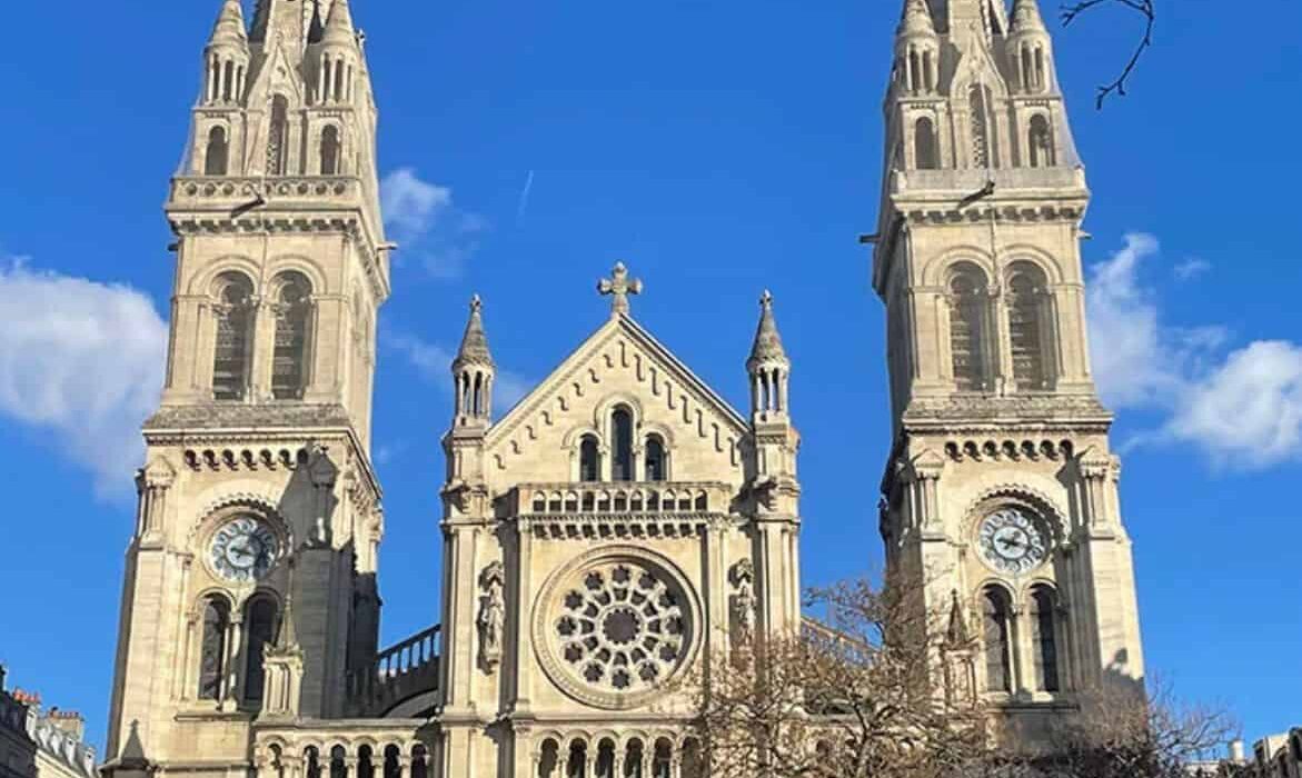 Cathédrale gothique sous ciel bleu.
