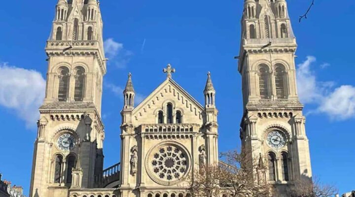 Cathédrale gothique sous ciel bleu.