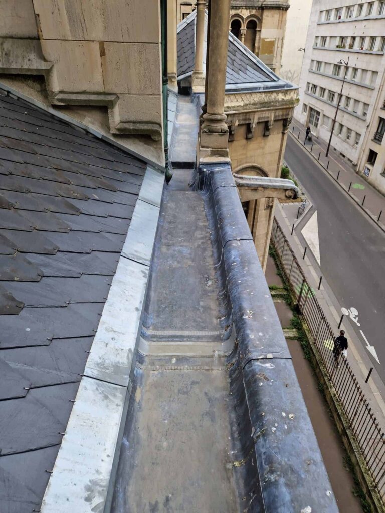 Vue aérienne toiture et rue en ville.