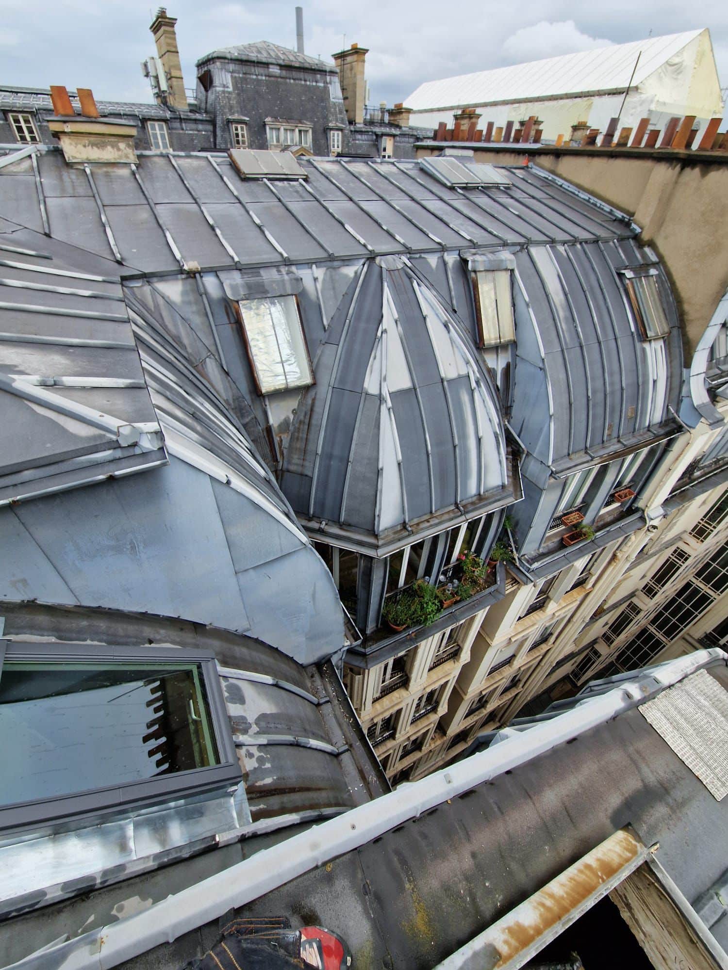 Vue aérienne des toits parisiens en zinc.