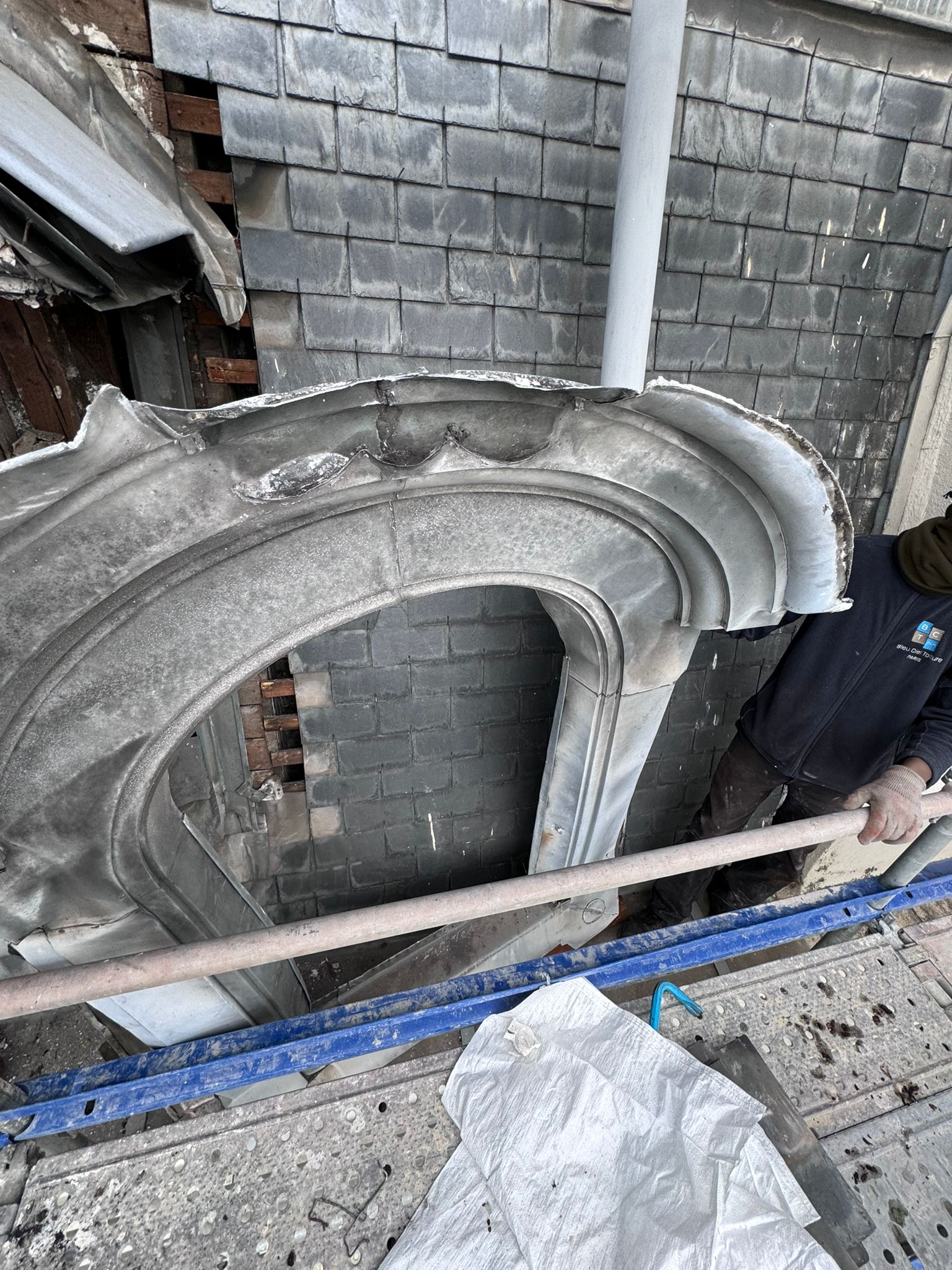Restauration de façade en ardoise et pierre.