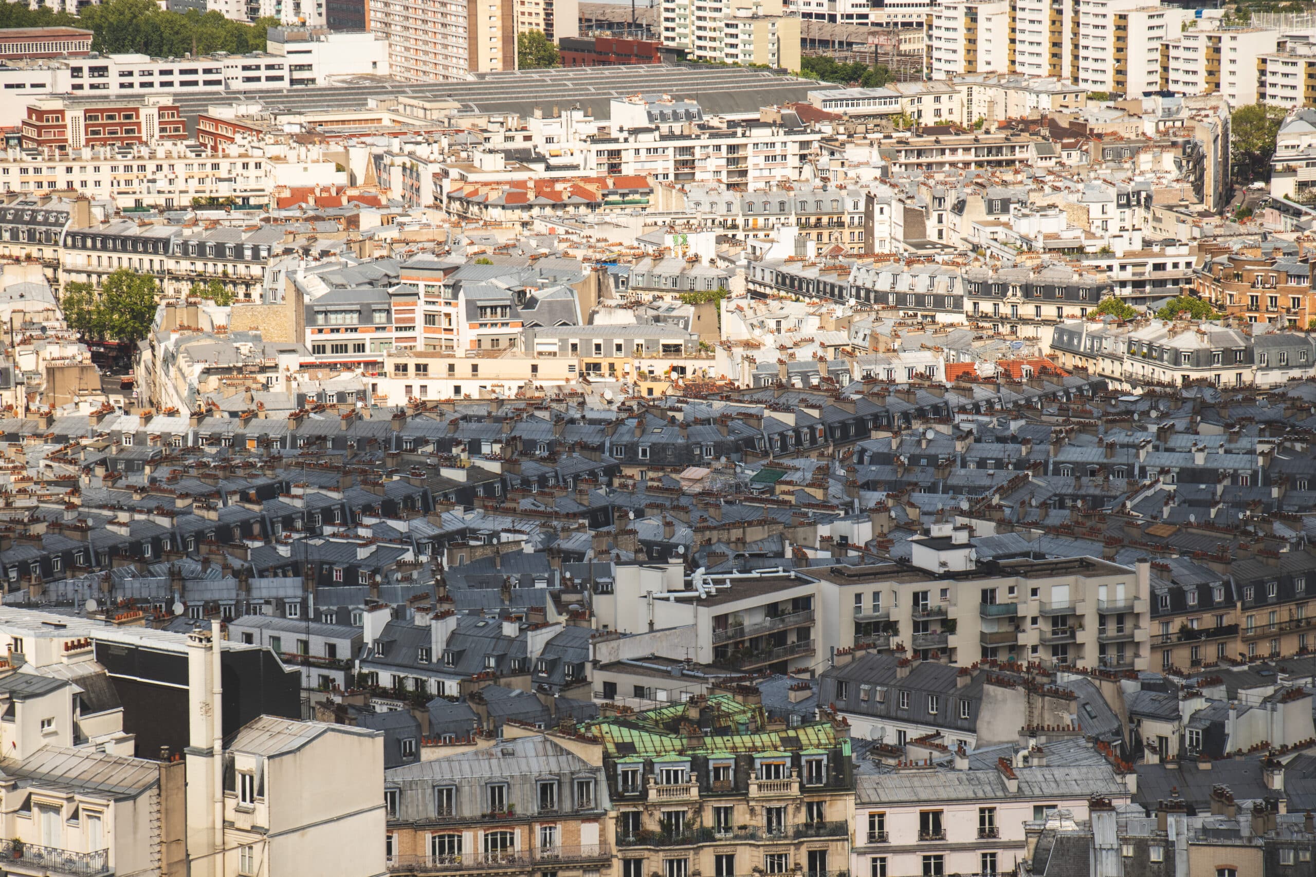 Vue aérienne des toits de Paris en été.