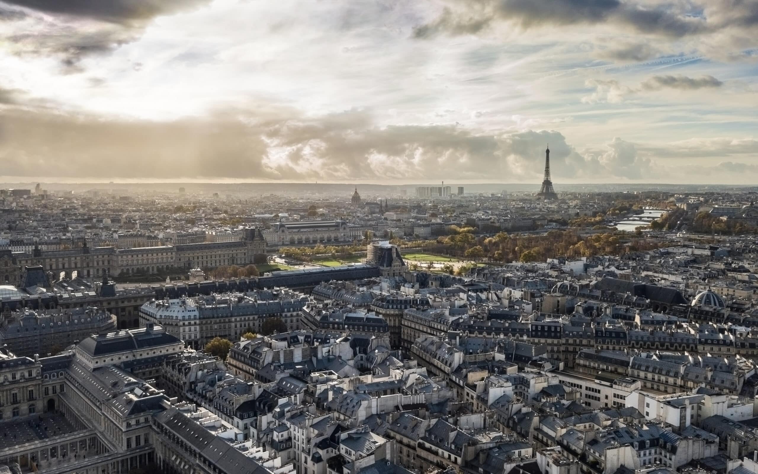 Vue aérienne de Paris au coucher du soleil.
