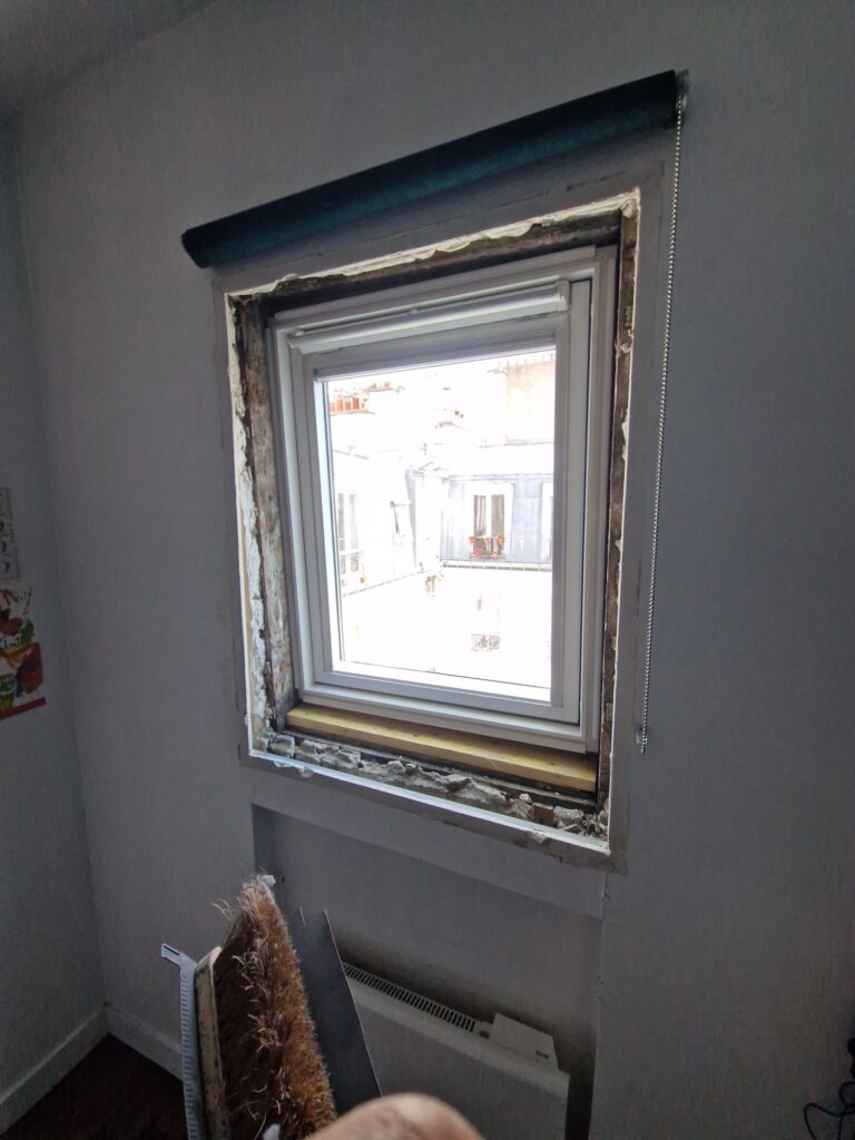 Fenêtre en rénovation avec murs exposés.