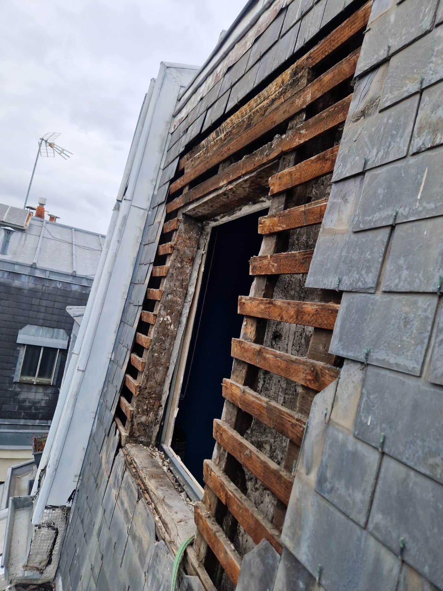 Rénovation de toiture en ardoise et bois