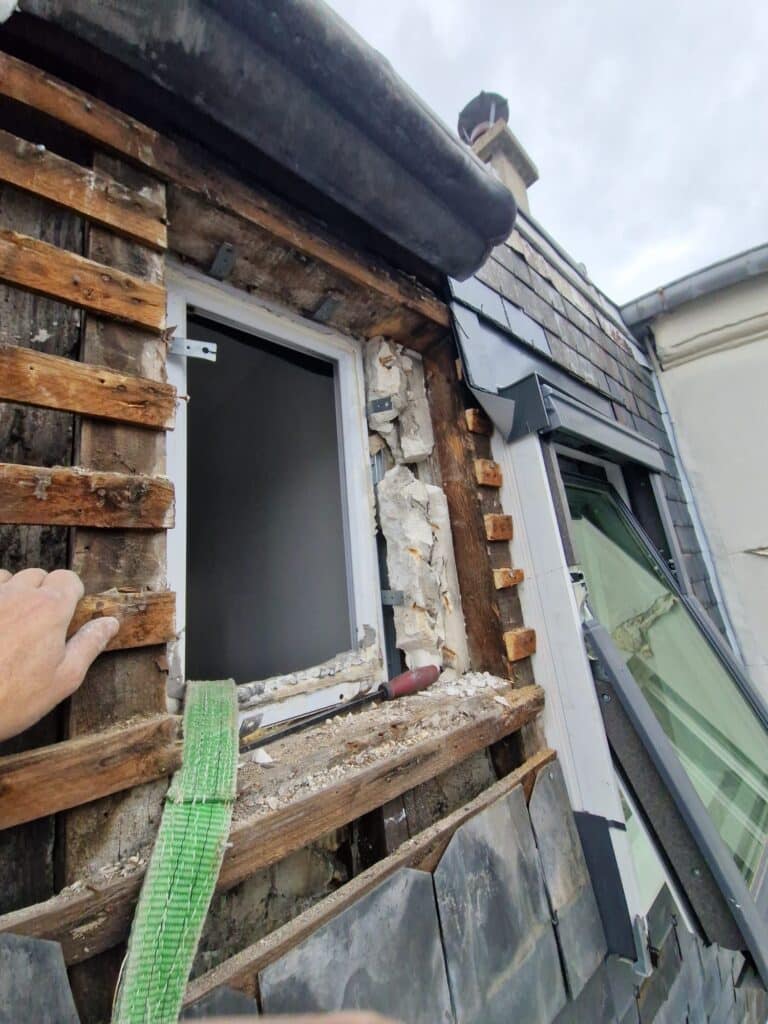 Réparation d'une fenêtre sur toit en ardoise.