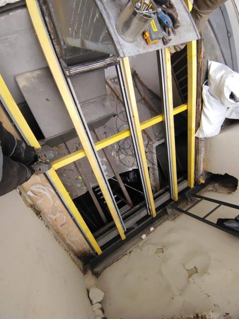 Travaux de rénovation avec poutres métalliques jaunes.