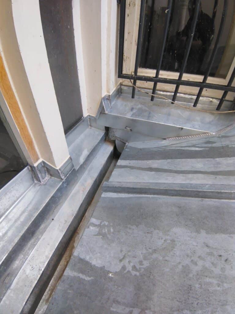 Soudure de coins en métal gris près fenêtre.