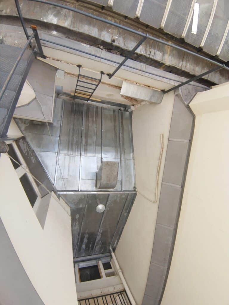 Vue plongeante d'une cage d'escalier intérieure