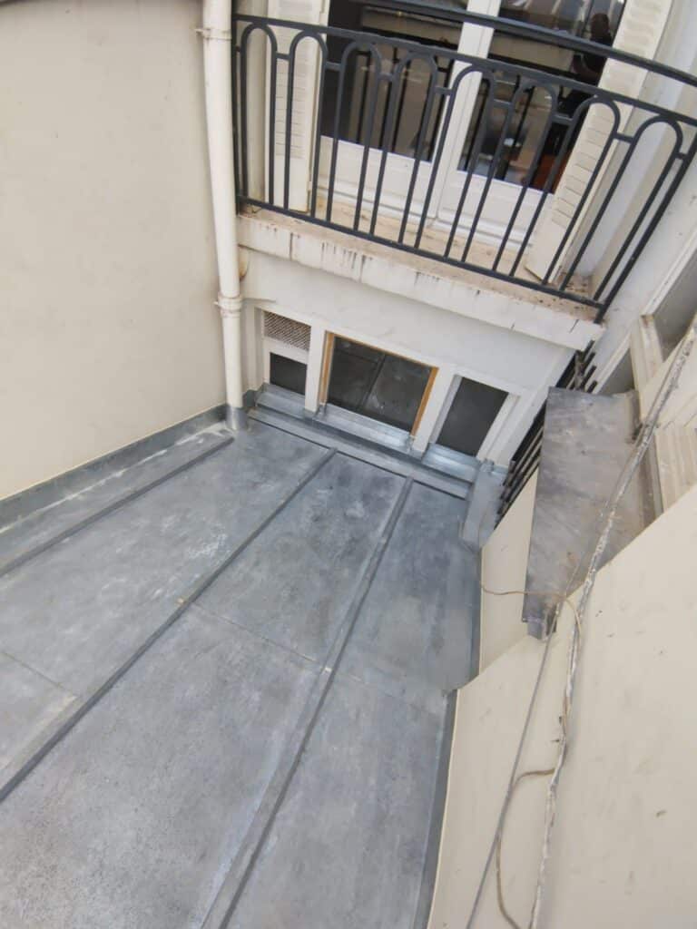 Vue d'une terrasse en béton et garde-corps.