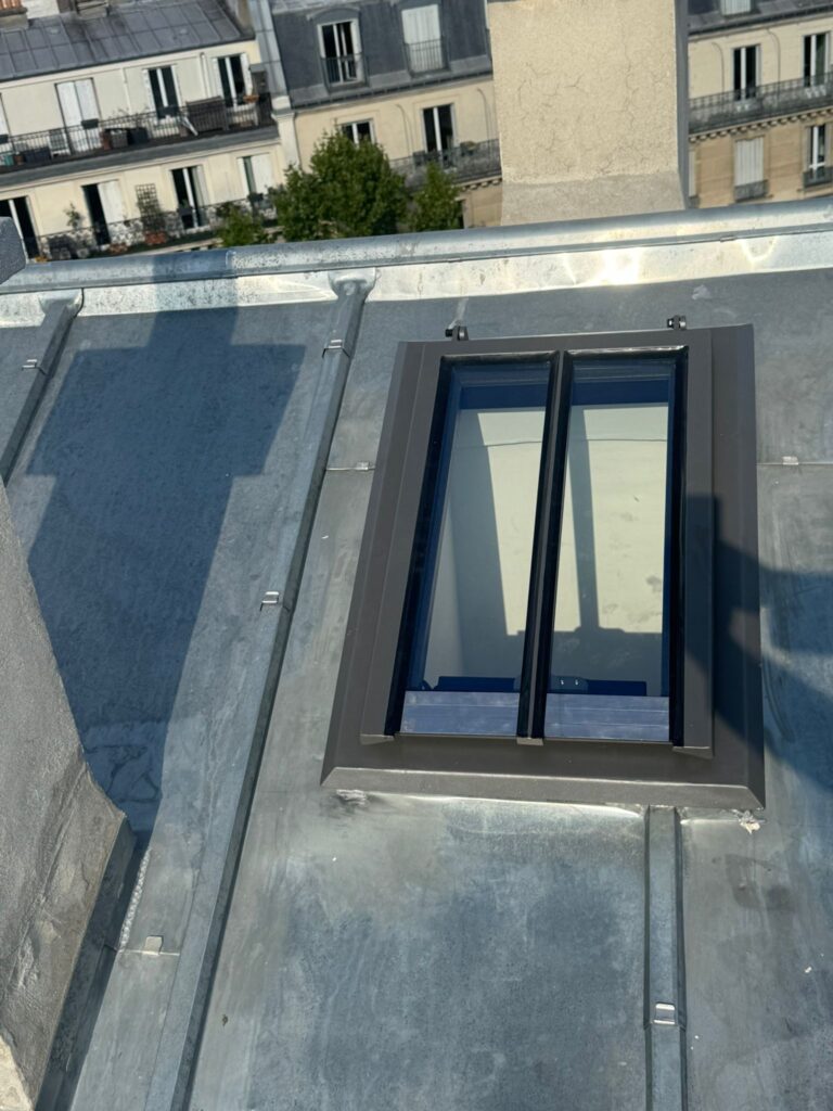 Lucarne moderne sur toit en zinc, Paris.
