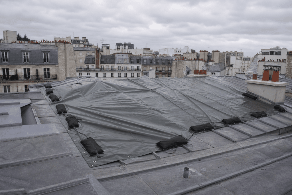 Mise hors d’eau urgente sur toiture à Paris