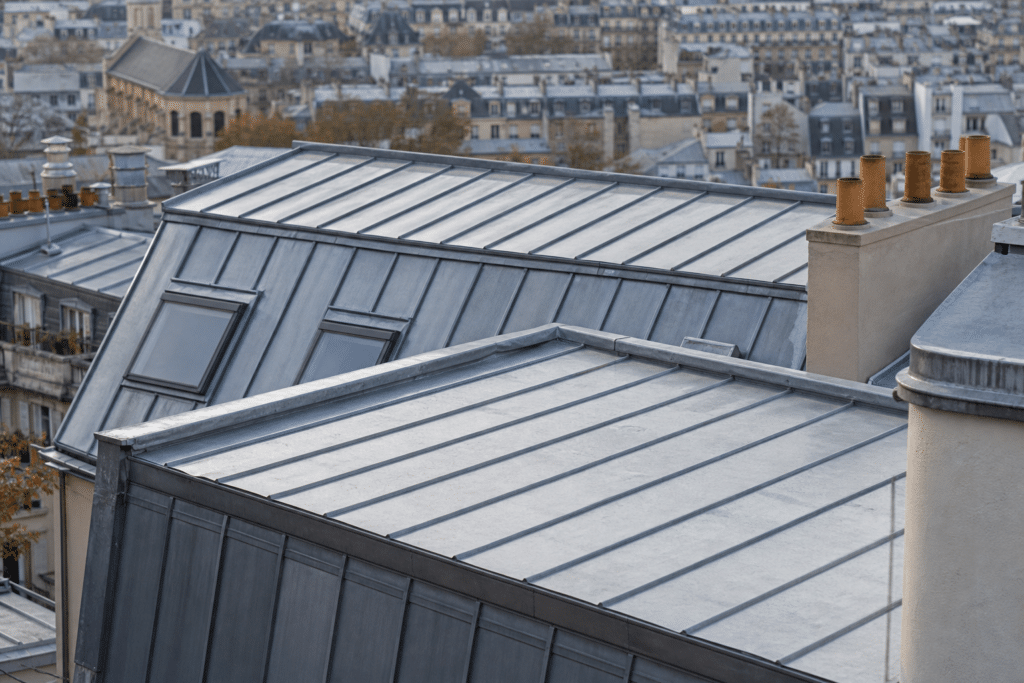 Couvreur zingueur sur toiture zinc à Paris