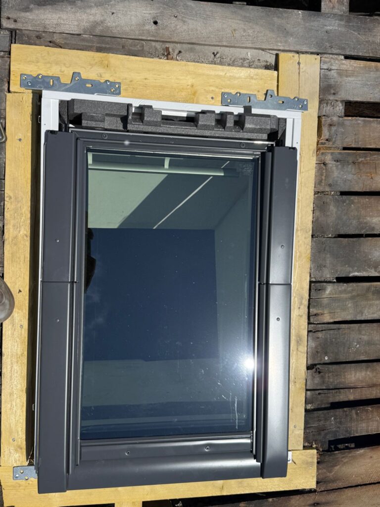 Chevêtre bois créé pour remplacer un ancien châssis de toit par un Velux à Paris