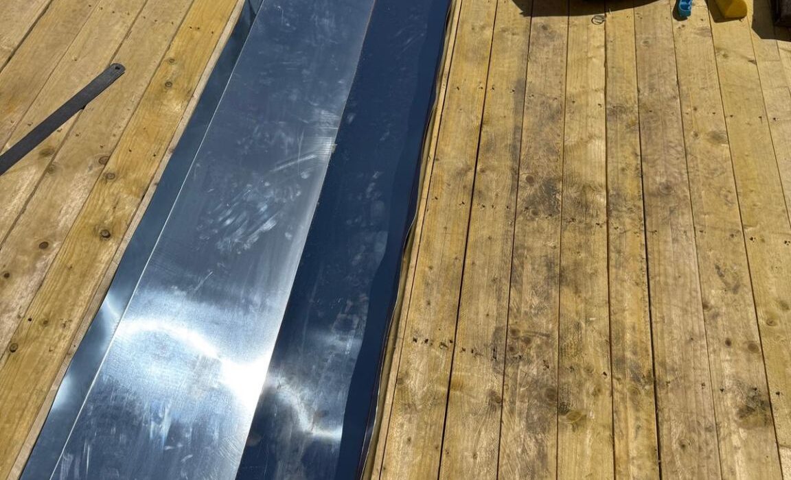 Feuille de zinc posée dans un chéneau lors d’une reprise d’étanchéité à Paris