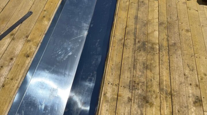 Feuille de zinc posée dans un chéneau lors d’une reprise d’étanchéité à Paris