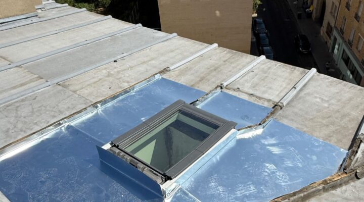 Fenêtre de toit Velux posée sur une couverture zinc à Paris, habillages façonnés sur place